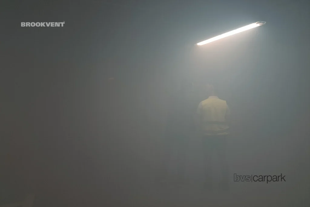 zadymiony parking podziemny