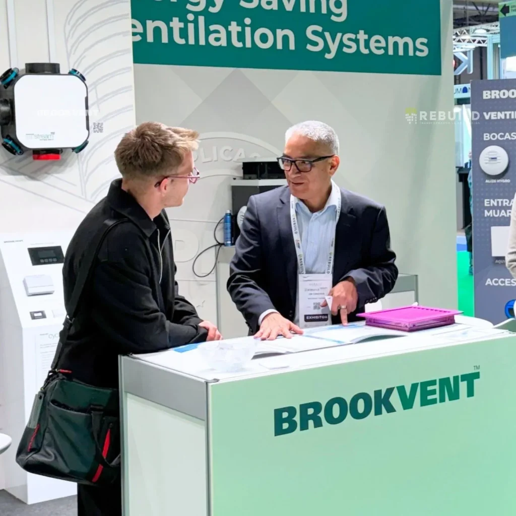 Jim Cisneros z Brookvent Espana na stoisku targowych Brookvent w Madrycie